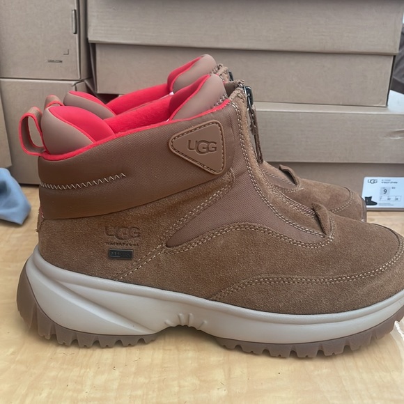 Ugg Women’s Yose Short Zip Boot - Picture 2 of 6